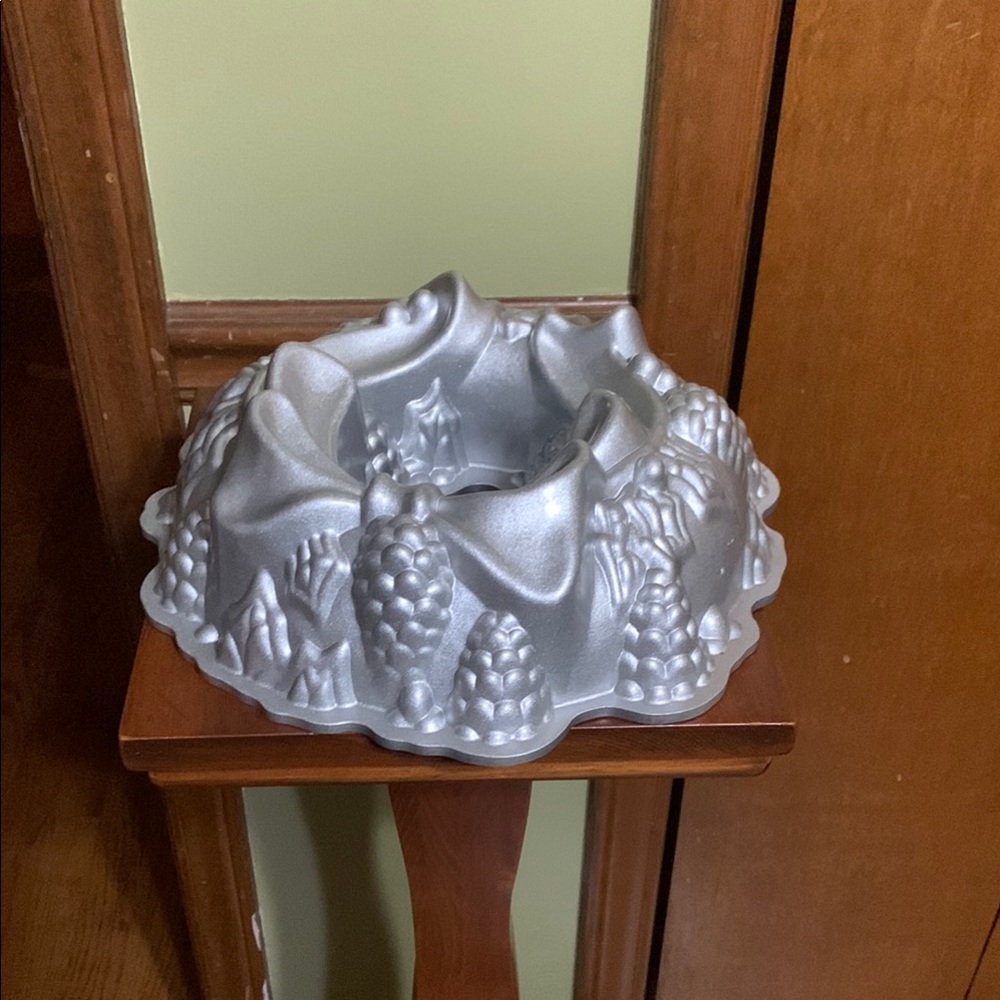 NORDICWARE- Made In 🇺🇸- Silver Holiday Bundt Cake Pan with Holly Design